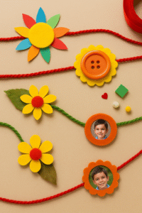 बच्चों के लिए रंग-बिरंगी हैंडमेड राखियों का क्लोज़अप दृश्य